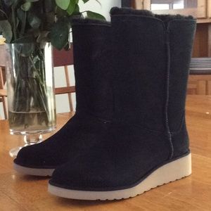 NIB a black pair of Koolaburra boots by Ugg